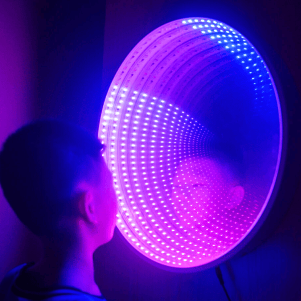 Uendelighetsspeil med store fjernkontrollknapper