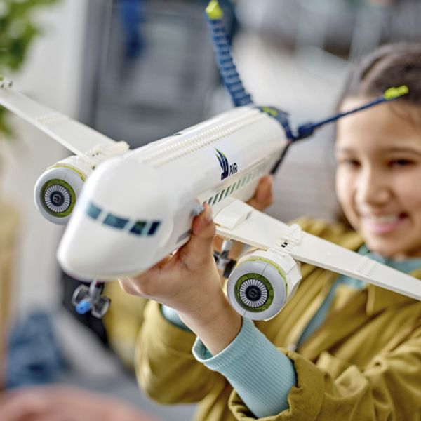 LEGO® City Passasjerfly med flyplasskjøretøy