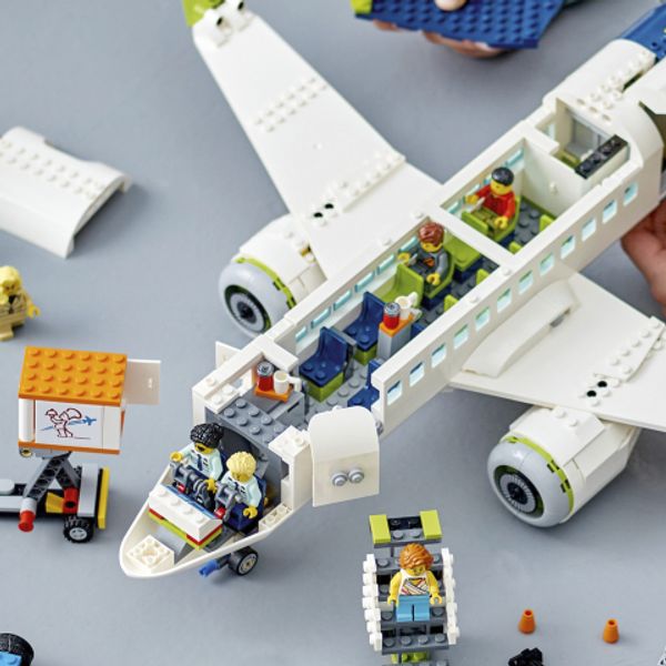 LEGO® City Passasjerfly med flyplasskjøretøy